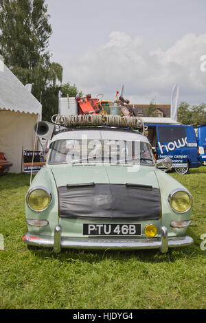 Historische Volkswagen zeigen an caldicot Castle Stockfoto