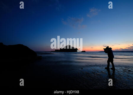 Dramatische stimmungsvolle Foto von St.Michaels Berg und Silhouette der Fotograf bei Dämmerung Marazion Farbe Stockfoto