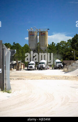 Eine konkrete LKW-Tankstelle mit drei Betonmischern. Stockfoto