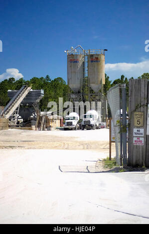 Eine konkrete LKW-Tankstelle mit drei Betonmischern. Stockfoto
