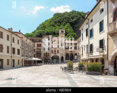 Stadtzentrum von Vittorio Veneto, Provinz Treviso, mit Loggia Serravalle Stockfoto