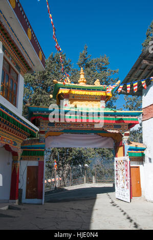 Torbogen der 300-Jahr-alten Tawang Gompa oder buddhistischen Kloster Tawang, Arunachal Pradesh, Nordost-Indien Stockfoto