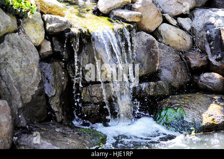 Eine felsige Mini Wasserfall gefroren in Aktion. Stockfoto