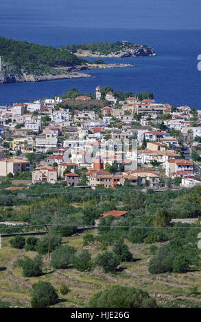 Schließen Sie die Ansicht nach Perdika Village in Aegina Insel im Saronischen Golf, eine Stunde Fahrt für Piräus und Athen Griechenland Stockfoto
