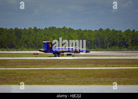 Blauer Engel-Flugzeuge, die Besteuerung auf der Piste nach gelandet an ihrer Heimatbasis in Pensacola, Florida Stockfoto