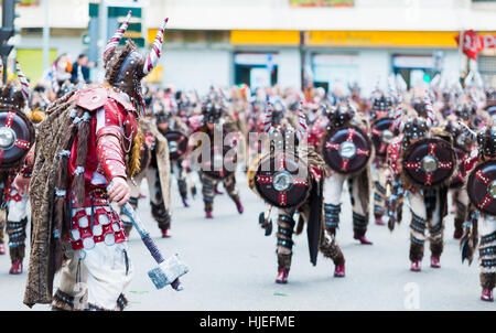 Der Karnevalsumzug Comparsas bei Badajoz Stadt teilnehmen Badajoz, Spanien - 7. Februar 2016:Performers. Stockfoto