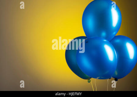 Blue party Ballons auf abgestuften Hintergrund Stockfoto