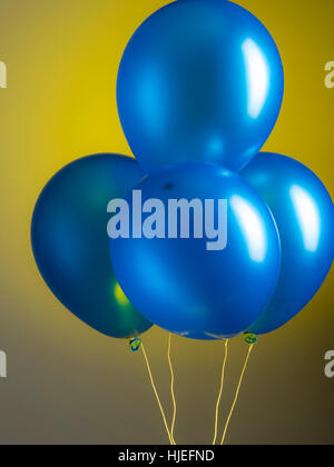 Blue party Ballons auf abgestuften Hintergrund Stockfoto