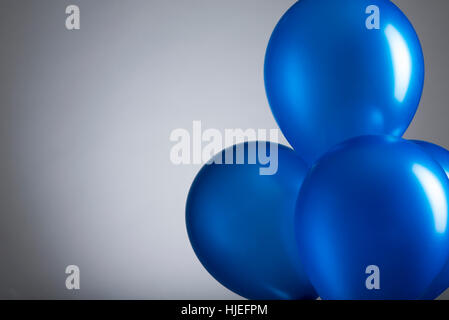 Blue party Ballons auf abgestuften Hintergrund Stockfoto