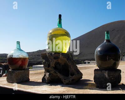 Flaschen auf dem Display außerhalb Weinberg Suarez in La Geria, Kanarischen, Lanzarote. Stockfoto