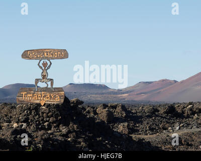 Die Straße in den Nationalpark Timanfaya Containg erstellt die Berge nach Vulkanausbrüchen, die Lanzarote verwüstet. Stockfoto