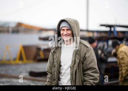 Nahaufnahme von Lächeln Mann trägt Winterjacke Stockfoto