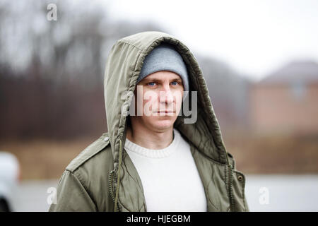 Nahaufnahme von nachdenklicher Mann tragen Winterjacke Stockfoto