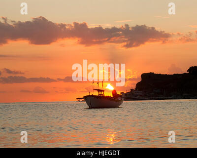 Boot bei Sonnenaufgang in der Bucht bei Lindos Rhodes. Stockfoto