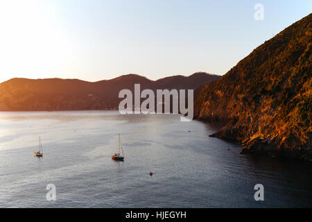 Sonnenuntergang über Yachten im Mittelmeer in der Nähe der Küste von Vernazza, Cinque Terre, Italien. Stockfoto