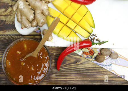 Schüssel mit hausgemachten Frsh Mango-Chutney auf alten Holztisch Stockfoto