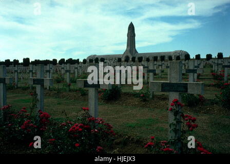 AJAXNETPHOTO. DOUAUMONT, NR. VERDUN, FRANKREICH. ERSTER WELTKRIEG STAATSANGEHÖRIG-KIRCHHOF FÜR FRANZÖSISCHE SOLDATEN, FIELEN IN DER SCHLACHT VON VERDUN WÄHREND DES GROßEN KRIEGES 1914-18. FOTO: JONATHAN EASTLAND/AJAX REF: 3478 7 Stockfoto