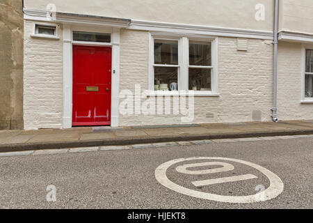 Rote Tür in weißen Backsteinfassade, Streetview von einer englischen Stadt akzentuiert Stockfoto