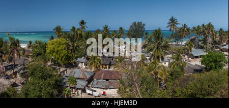 Ärmsten Teil der Küste Dorf, einfache Häuser, azurblaues Meer, Palmen im Hintergrund, sonniger Tag im Oktober, Kiwengwa, Sansibar, Tansania, Afrika Stockfoto