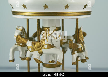 Kleines Karussell Figuren. Karussell Spielzeug. Stockfoto