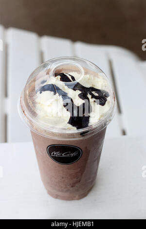 Nahaufnahme von McDonalds Schoko Frappe bei McDonald's Melbourne Victoria Australia Stockfoto