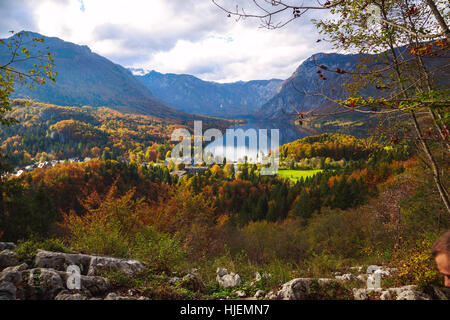 Luftaufnahme von Bohinj See in den Julischen Alpen.  Beliebte touristische Destination in Slowenien. Stockfoto