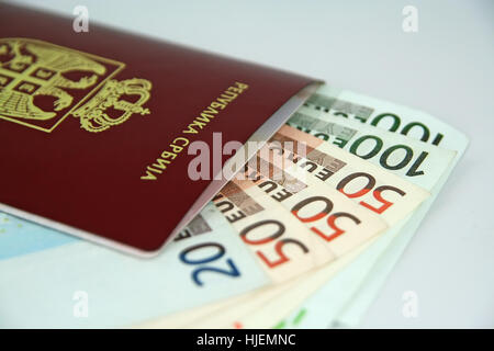 Reisedokumente und Geld. Pass- und Euro Rechnungen. Stockfoto