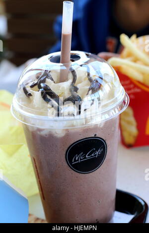 Nahaufnahme von McDonalds Schoko Frappe bei McDonald's Melbourne Victoria Australia Stockfoto