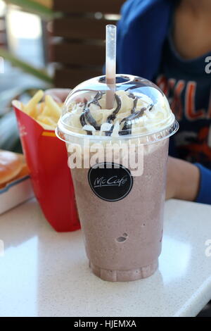 Nahaufnahme von McDonalds Schoko Frappe und Kartoffelchips in McDonald's Melbourne Victoria Australien Stockfoto