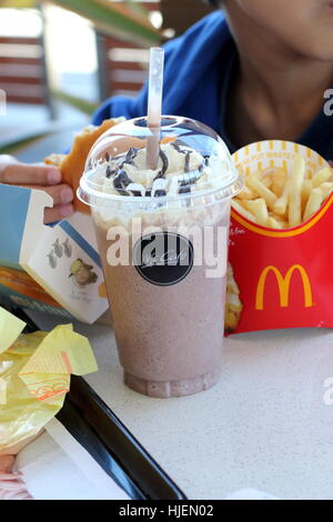 Nahaufnahme von McDonalds Schoko Frappe und Kartoffelchips in McDonald's Melbourne Victoria Australien Stockfoto