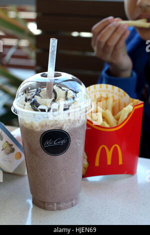 Nahaufnahme von McDonalds Schoko Frappe und Kartoffelchips in McDonald's Melbourne Victoria Australien Stockfoto