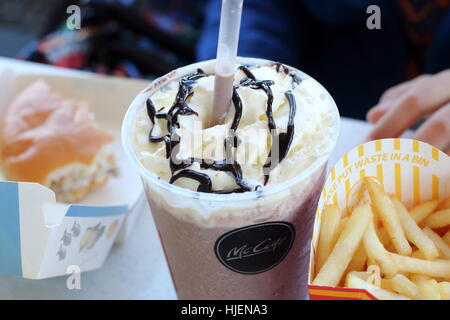 Nahaufnahme von McDonalds Schoko Frappe und Kartoffelchips in McDonald's Melbourne Victoria Australien Stockfoto