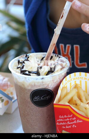 Nahaufnahme von McDonalds Schoko Frappe und Kartoffelchips in McDonald's Melbourne Victoria Australien Stockfoto