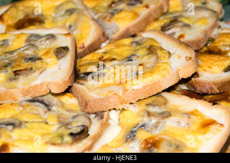 Scheiben geröstetes Weißbrot und gewürzt mit Champignons, Käse und Ei Stockfoto