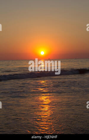 Sonnenuntergang am Strand Stockfoto