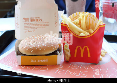 Nahaufnahme von McDonald's Quarter Pounder Burger und Pommes frites bei australischen McDonald Stockfoto