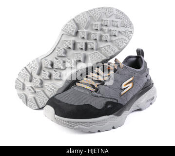 Ein paar graue Skechers Wanderschuhe isoliert auf weißem Hintergrund Stockfoto