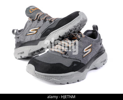 Ein paar graue Skechers Wanderschuhe isoliert auf weißem Hintergrund Stockfoto