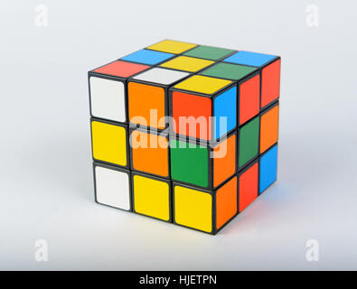 Rubiks Cube Ausschnitt isoliert auf weißem Hintergrund Stockfoto