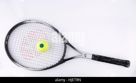 Tennisschläger mit Ball schneiden Sie isoliert auf weißem Hintergrund Stockfoto