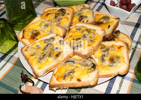 Scheiben geröstetes Weißbrot und gewürzt mit Champignons, Käse und Ei Stockfoto