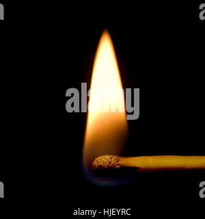 Brennende Match Closeup, isolierte schwarze Makroaufnahme Studio Stockfoto