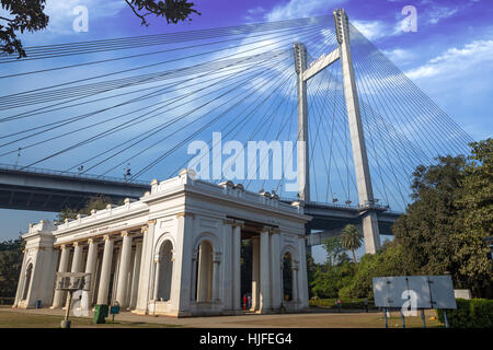 Princep Memorial (Ghat) eine bemerkenswerte Sehenswürdigkeit in Kalkutta mit Blick auf die Vidyasagar Brücke (Setu) über Fluss Hooghly. Stockfoto