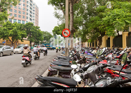 Stadtstraße, Reihe von Motorrädern & Roller auf Bürgersteig geparkt. Stockfoto