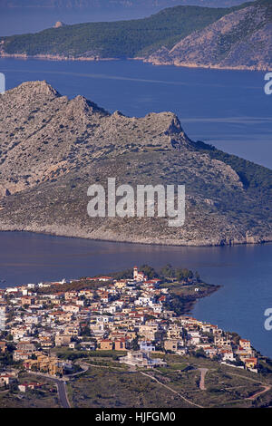 Schließen Sie die Ansicht nach Perdika Village in Aegina Insel im Saronischen Golf, eine Stunde Fahrt für Piräus und Athen Griechenland Stockfoto