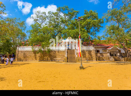 Schmutz-Feld und Süden Gummimischungen eine Treppe führt zum Heiligen Jaya Sri Maha Bodhi oder Bodhiya Feigenbaum an einem Tag blauer Himmel in Anuradhapura Stockfoto