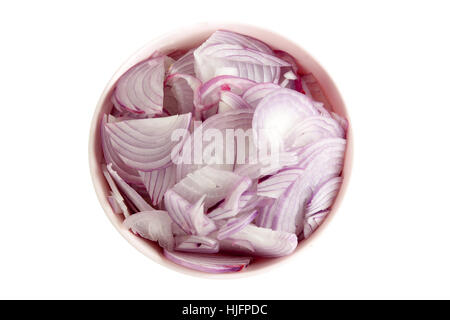 In Scheiben geschnittene Schalotte Zwiebel in eine rosa Schale auf weißem Hintergrund-Objekt mit Pfaden arbeiten Stockfoto
