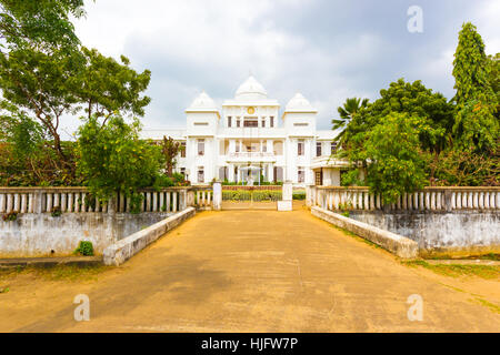 Einfahrt der Jaffna Public Library befindet sich in einem weißen britischen kolonialen Gebäude an einem bewölkten Tag in Sri Lanka Stockfoto