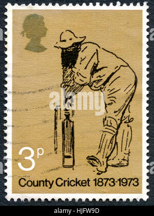 Großbritannien - CIRCA 1973: Eine gebrauchte Briefmarke aus dem Vereinigten Königreich, feiert 100 Jahre County Cricket, ca. 1973. Stockfoto