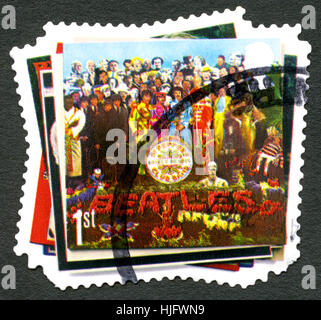 UK - CIRCA 2007: Eine gebrauchte Briefmarke aus dem Vereinigten Königreich, mit dem Album-Cover von Sgt Peppers Lonely Hearts Club Band der Beatles. Stockfoto